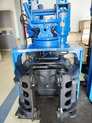 高効率のサイドグリップパイルドライバー 狭いスペースで9m深さのパイル